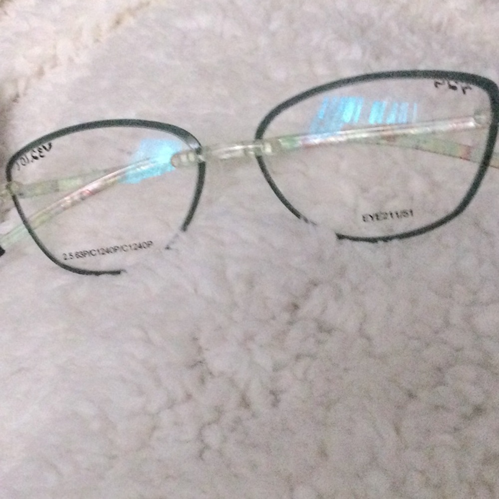 Beautiful eye glasses, flexible.